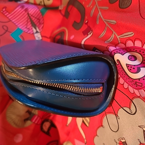 Louis vuitton EPI blue zipper pouch - Picture 5 of 13